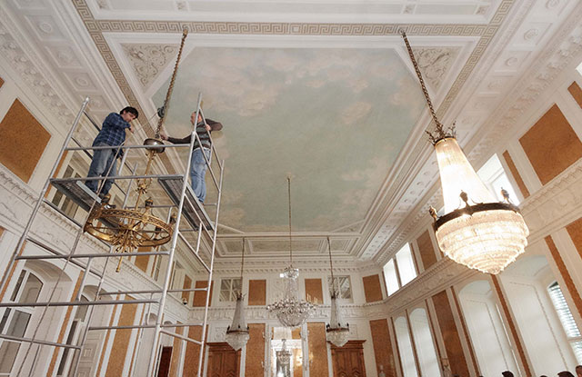 Sala Balowa - prace montażowe przy żyrandolach poddanych szczegółowej konserwacji Fot. Archiwum Muzeum-Zamku w Łańcucie